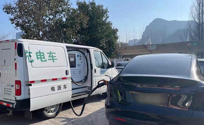 丁青汽车搭电